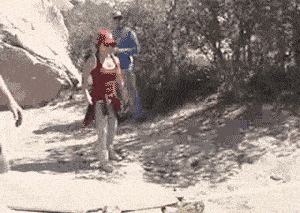 |搞笑GIF:不小心把钥匙忘车里面了,选择了一个最小的臂力砸碎了。