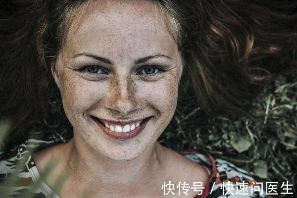 斑点 脸上长了色斑怎么办?3个淡斑的“老建议”,希望你记住了