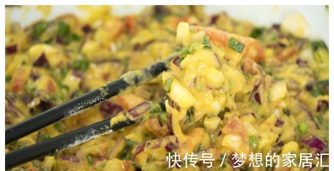 玉米面饼|零失败的懒人玉米饼配方，加个西红柿，美味营养，越吃越香