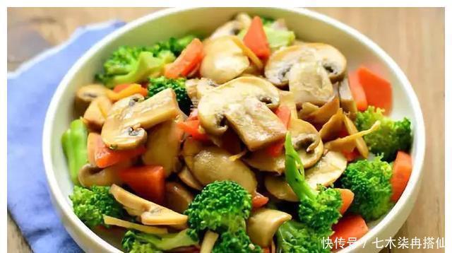 家味美食胡萝卜炒鸡蛋，回锅肉，西兰花炒蘑菇，青椒酿肉的做法