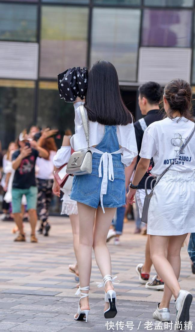 高跟 小姐姐着白衬衫加牛仔短裤,搭配绑腿高跟凉鞋,青春又显身材