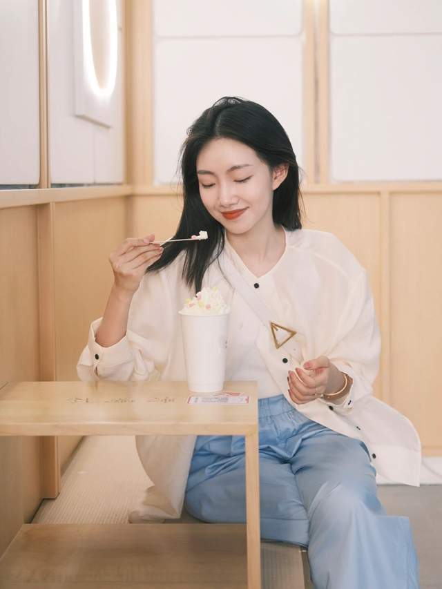 洋气|20岁到30岁的女生夏季末尾这样穿,衬衫配阔腿裤简约洋气,超好看