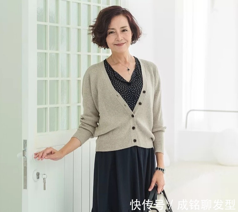 印花裙|这些奔六的妈妈们真会打扮,穿衣简约大气又时髦,甩同龄人一大截