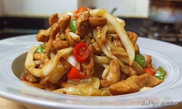 又到了吃大白菜的季节,把它和猪肉炒上一盘,鲜香味美开胃下饭