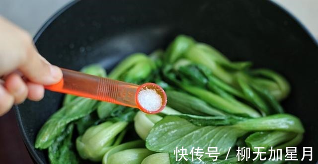 炒青菜时,不能直接下锅炒,牢记4个技巧,好看又好吃,比吃肉香!