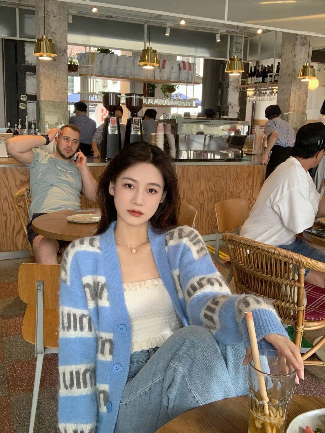 econ|秋季“毛衣”别乱穿,让博主为你演绎它的多种款式,穿出高级感