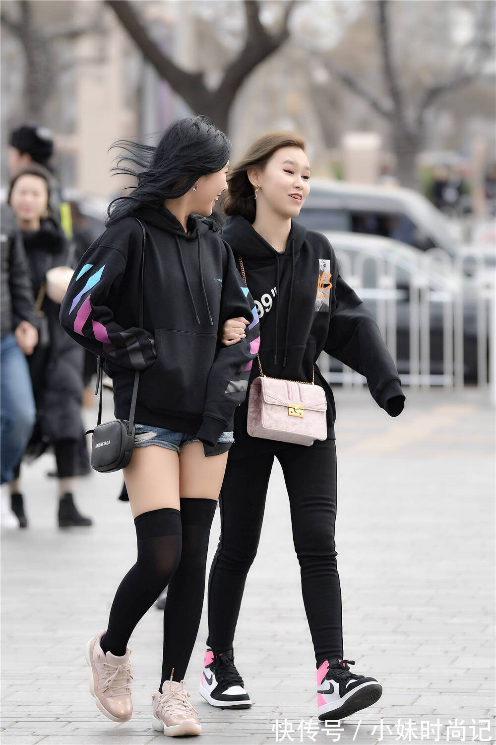 冬季|姐妹逛街,要不是看到别人穿着羽绒服,都不敢相信这是冬季