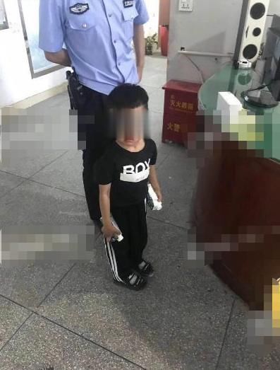 骑士|心碎现场!弟弟校门口骑士跪迎姐姐却被忽略,家长:姐姐太害羞