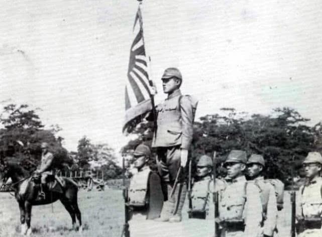 抗战|抗战时,为何我军不敢捡日军的子弹?老兵含泪:你看弹药箱边放的啥!