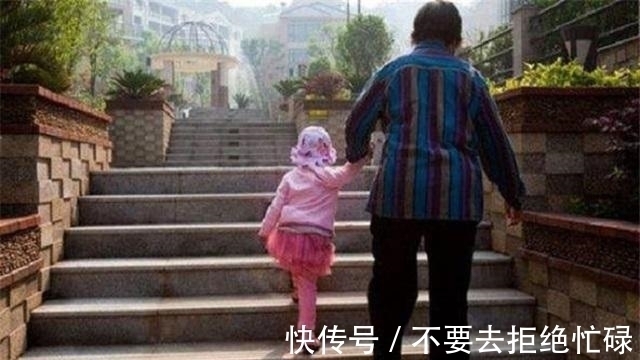 孩子|4岁女儿被送奶奶家生活,接娃时把妈妈看呆了,网友:太喜庆了