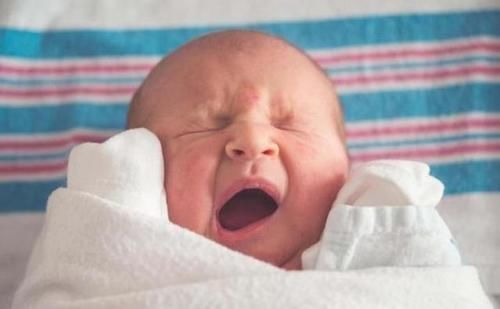 哄娃|七个月宝宝被哄成“脑瘫”,这些常见的哄娃方式,家长别再做了