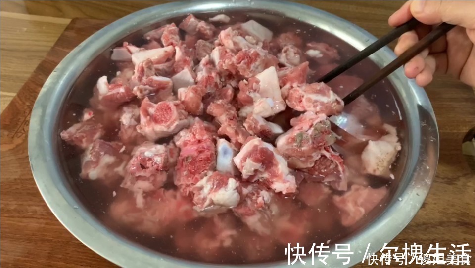 排骨|炖排骨时,有人先焯水,有人直接炖,全都不对,大厨:教正确做法
