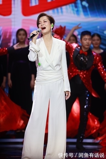 裤装|毛阿敏穿出奶奶辈的“潮流感”,把丝巾拼在裤子上,比年轻人时髦