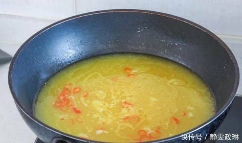 我家饭桌上一年到头都有这道菜,焯个水煮一煮,六七分钟就上桌
