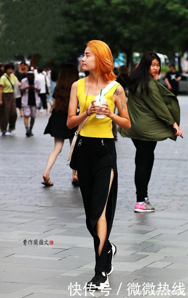 肥腿长裤很单调加上大开气设计,美女穿出青春活力和时髦精感觉