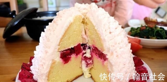 女儿生日,妈妈做了一桌菜,还有一个大蛋糕,满满的都是爱