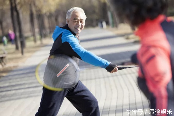 人到晚年不想得老年痴呆，这四件事趁早做，大脑越来越灵活