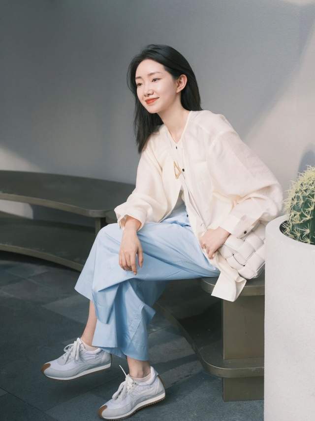 洋气|20岁到30岁的女生夏季末尾这样穿,衬衫配阔腿裤简约洋气,超好看