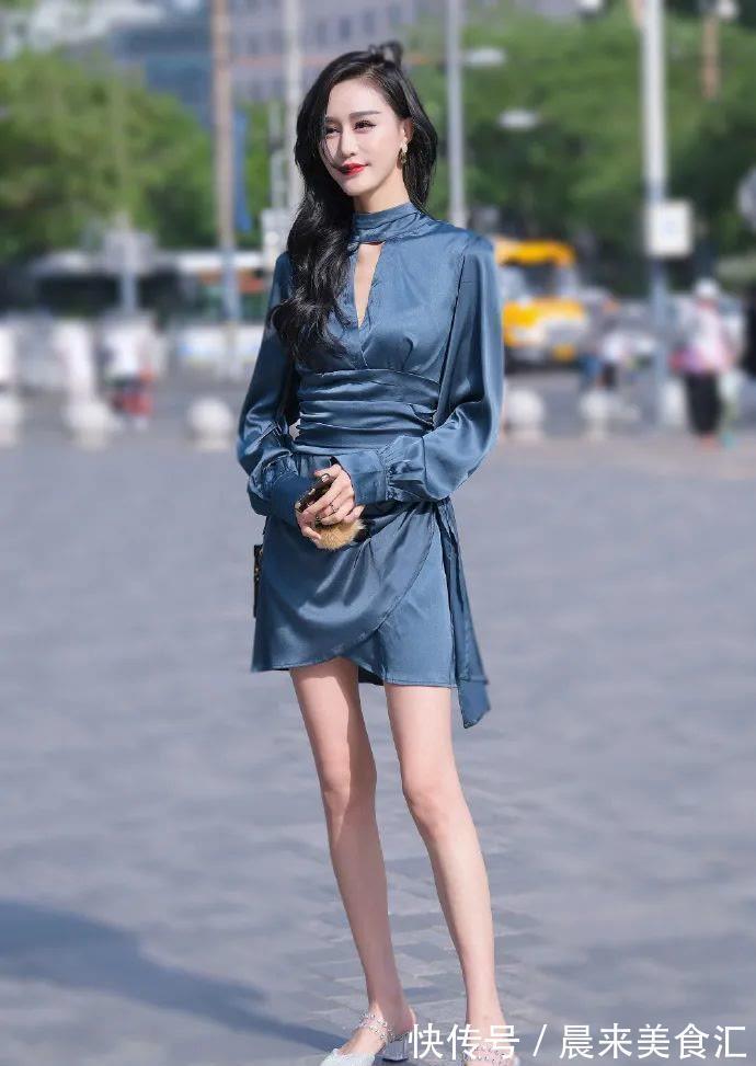 女孩|气质女孩的优雅风穿搭,入秋一身泡泡袖连衣裙搭配,时尚又有魅力