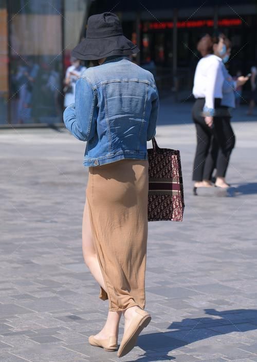 卡其色高开叉修身裙外搭牛仔外套,时尚混搭,更显精致感