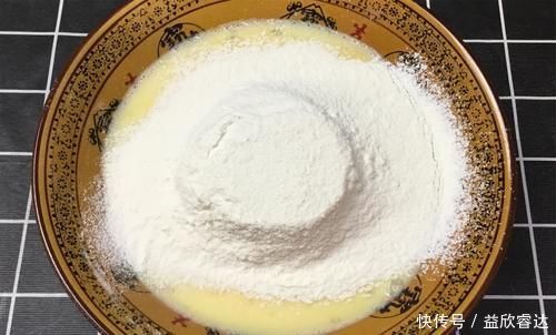 4个鸡蛋,1碗面粉,不用烤的蛋糕,不塌不回缩,松软香甜