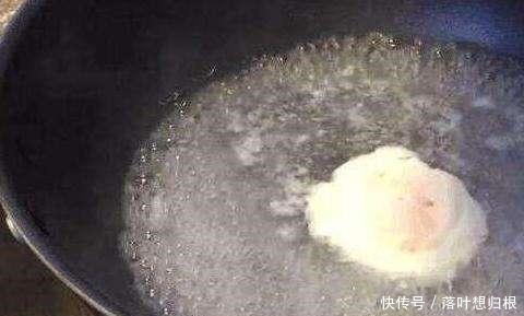 煮荷包蛋总是会煮散其实只需一碗凉水,荷包蛋不散还更好吃