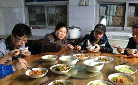 餐桌|长大后没本事的孩子,吃饭时多半会有3个坏习惯,家长早纠正