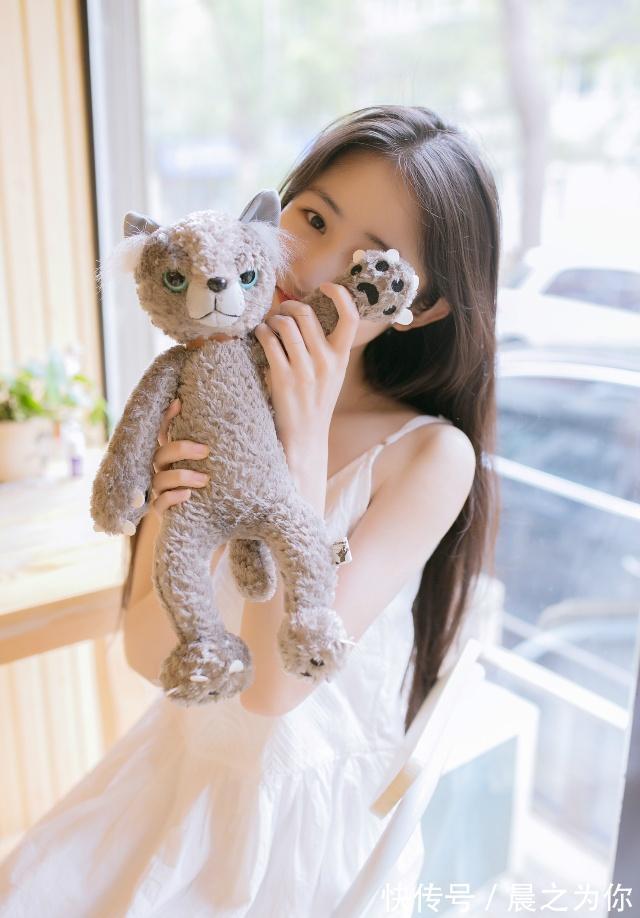 性感 吊带连衣裙+高跟鞋的搭配,穿出曼妙身姿,打造青春活力女神范!