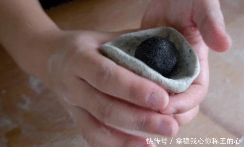 多吃黑芝麻身体棒棒,用来做成流心馒头,营养饱腹香软蓬松