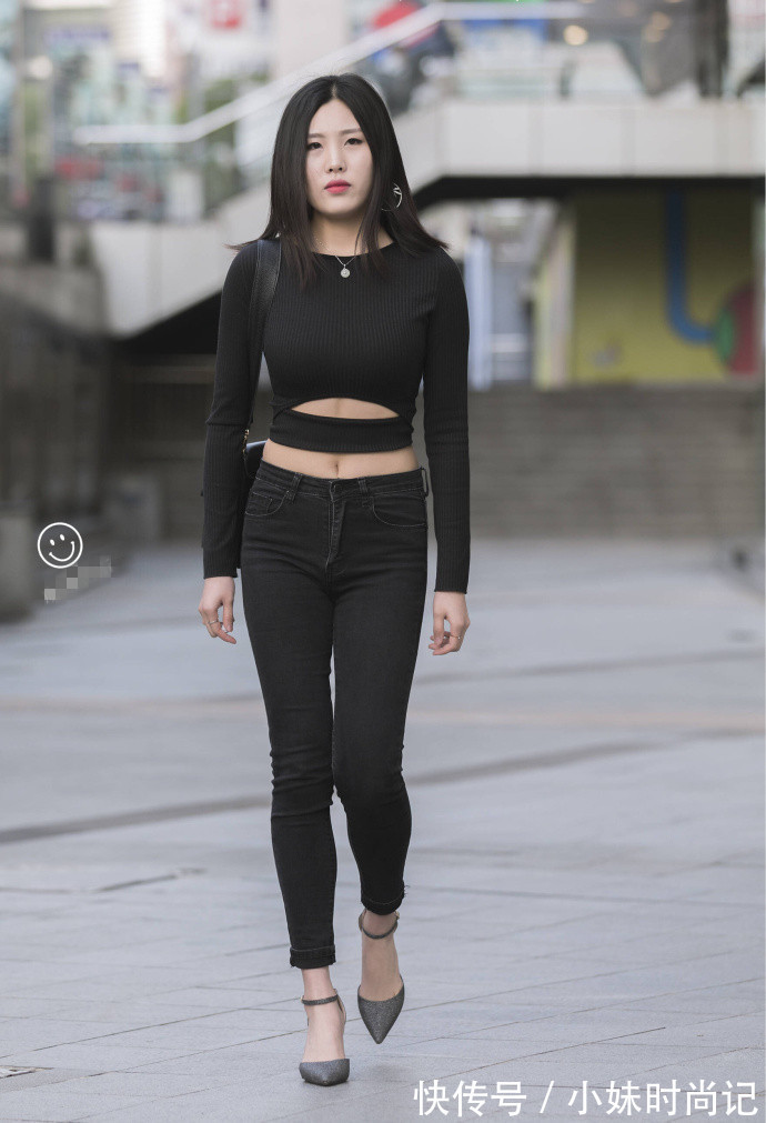 毛衫|街拍,一字肩毛衫搭配黑色纱纱裙,时髦又有女人味!