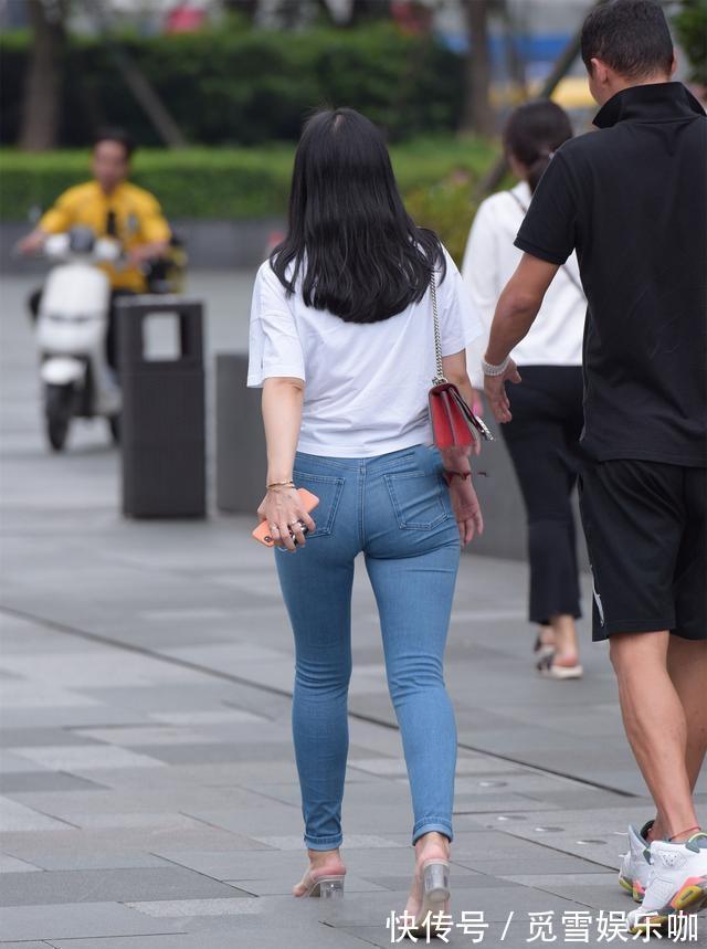 时尚 白色休闲短袖搭蓝色修身打底裤,造型时尚大方,是日常出行穿搭