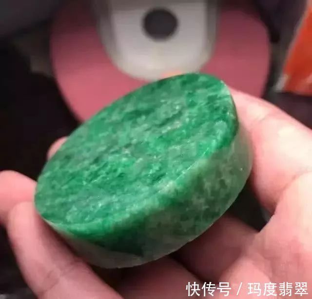 抛光!差点没人要的手镯芯,摇身一变满绿翡翠挂件,出价50000都不卖!