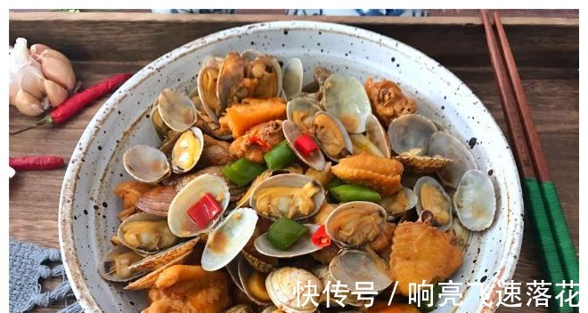 蛤蜊|鸡翅新吃法,和天下第一鲜一起煮,鲜嫩开胃,下酒下饭,真过瘾!