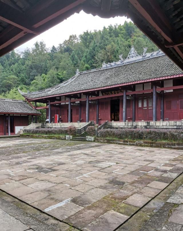 建筑|四川有一宝藏寺庙，距县城20公里，最好乘摩的前往，看点十足！