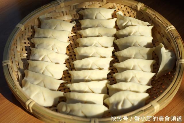 天冷就配来一锅大白菜猪肉馅饺子,真的很过瘾