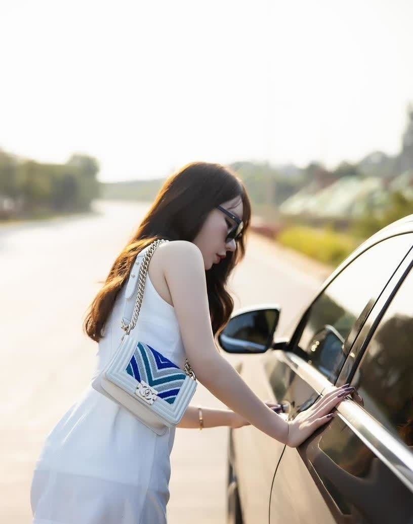 连衣裙 白色连衣裙美女, 性感、时尚、大方, 一副黑色墨镜, 潮酷十足