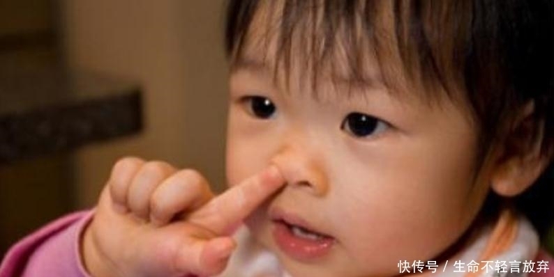 小君|从小爱“挖鼻孔”的孩子,长大几乎逃不过这3种结局,父母别忽视