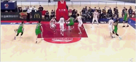 广东队|火爆!胡明轩垫脚郭艾伦+赵继伟,大韩威姆斯冲突,杜锋被包围