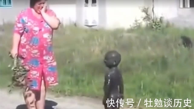 妈妈|妈妈回家路上看到小宝宝,完全没认出来,接下来的事有趣