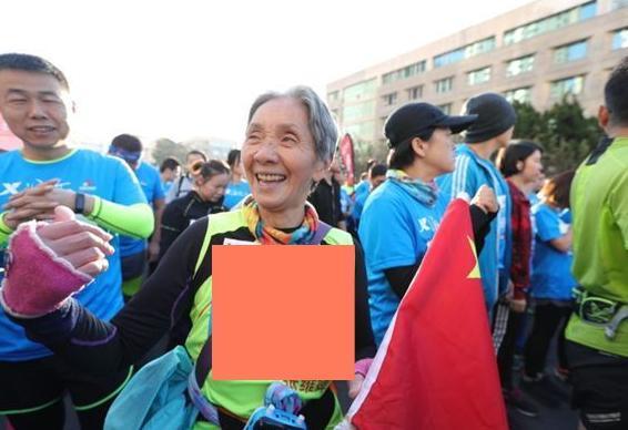 跑步|“高龄奶奶”因跑马拉松走红,自称:只要健康不要红
