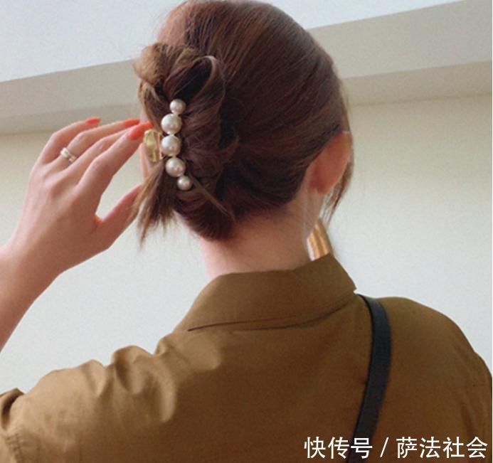 时尚 年少记忆里的土味发饰回来了!奶奶辈的流行款,如今再成新时尚