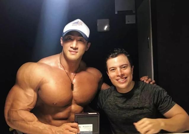 场面|当黄哲勋遇上E杯小姐姐,胸肌完全不输,场面一度十分尴尬