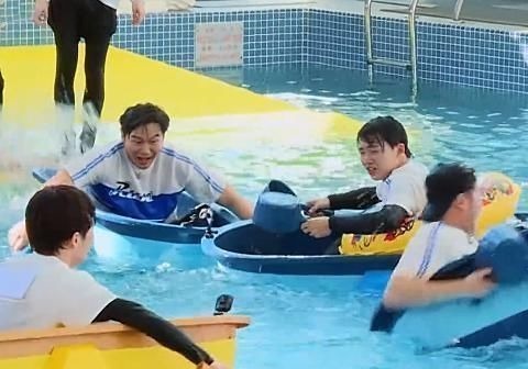 郭麒麟在水中被圍住時,下意識喊出了一個“人名”,你都多大的人了