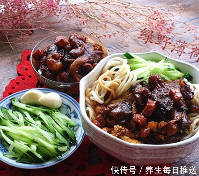 蘑菇肉丁炸酱面,炸酱面没人不爱吃吧