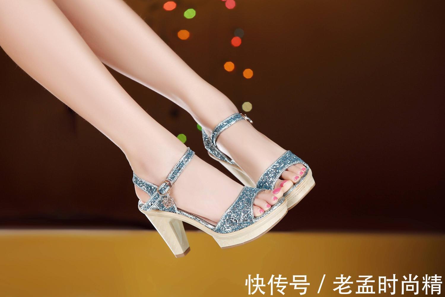 凉鞋 一字扣露趾高跟凉鞋带些甜美,更添性感之风