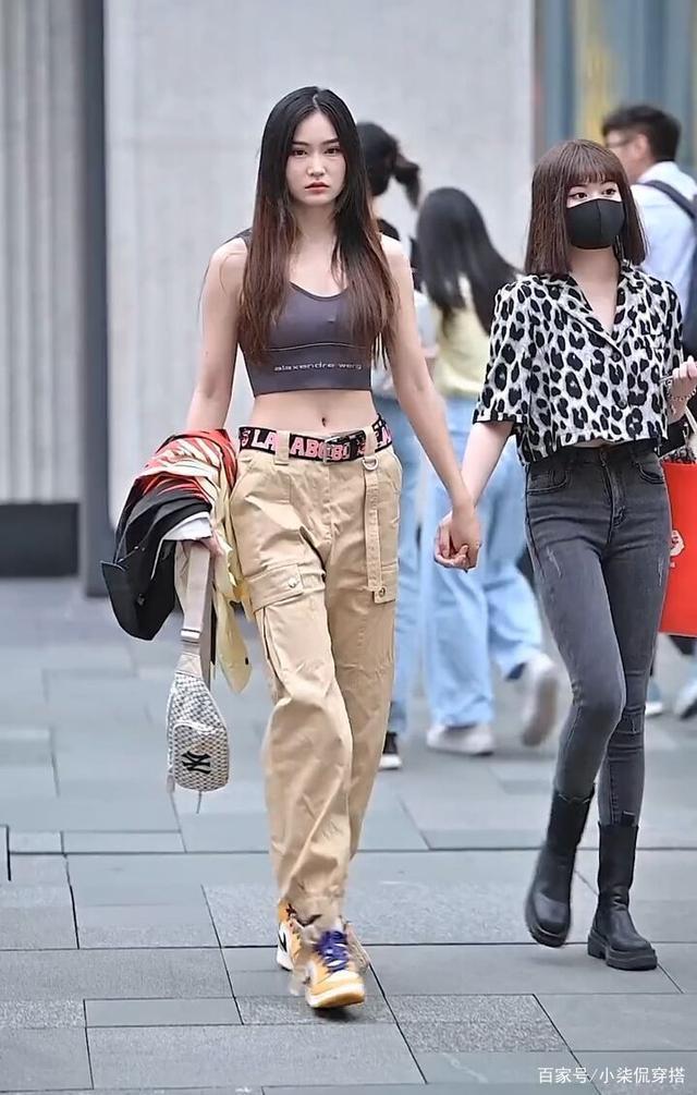 工装裤|阔腿裤也该“让位”了,今年流行“工装裤”,占据街头半壁江山!
