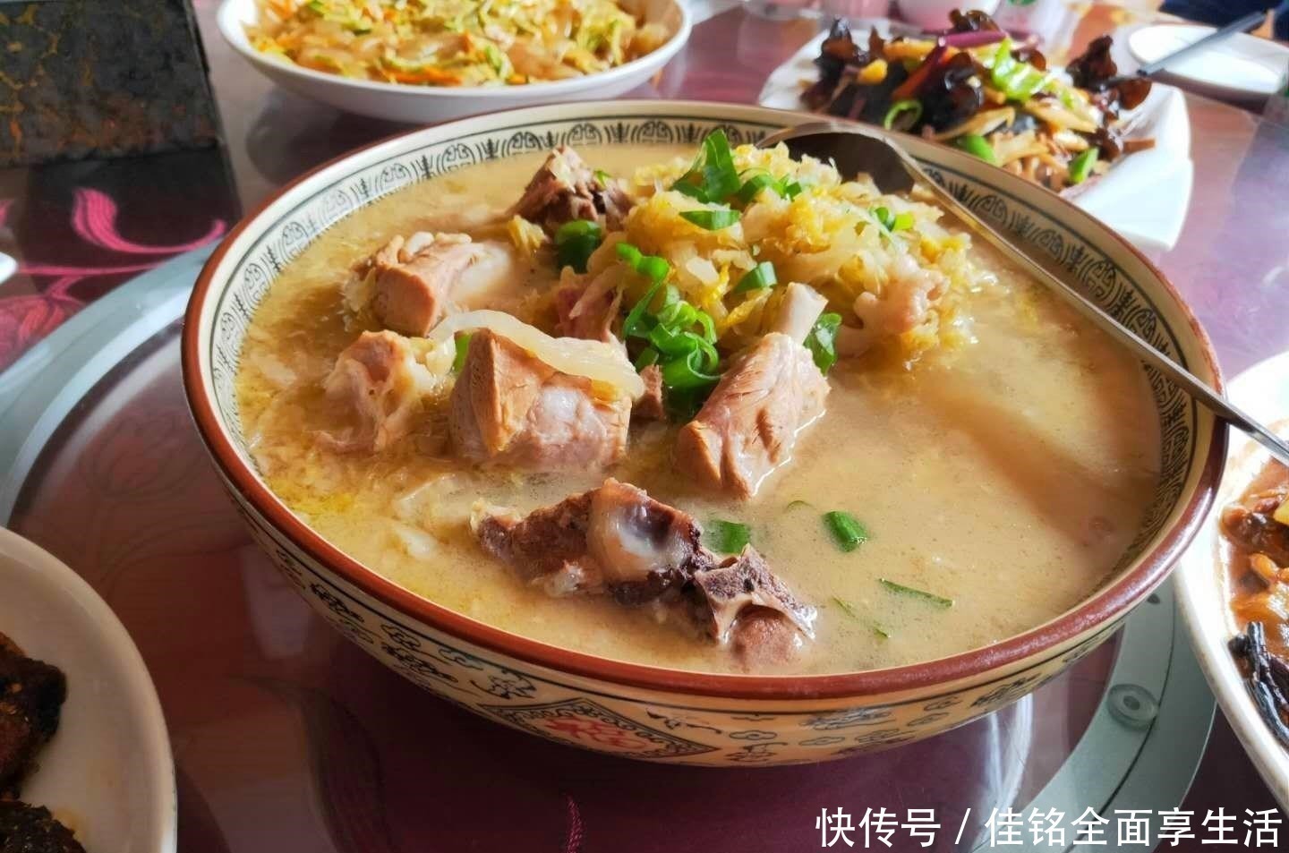 锅包肉|假期，请南方同学吃饭，10个人8道菜，同学北方菜都这么硬吗