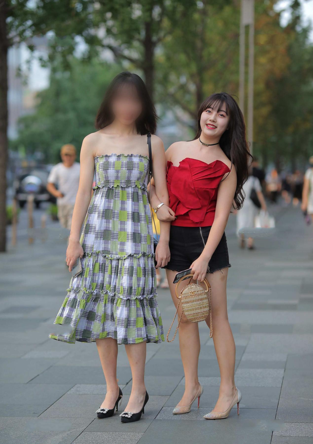 穿搭|红黑搭配很高级，平肩上衣的加入，又添温雅气质
