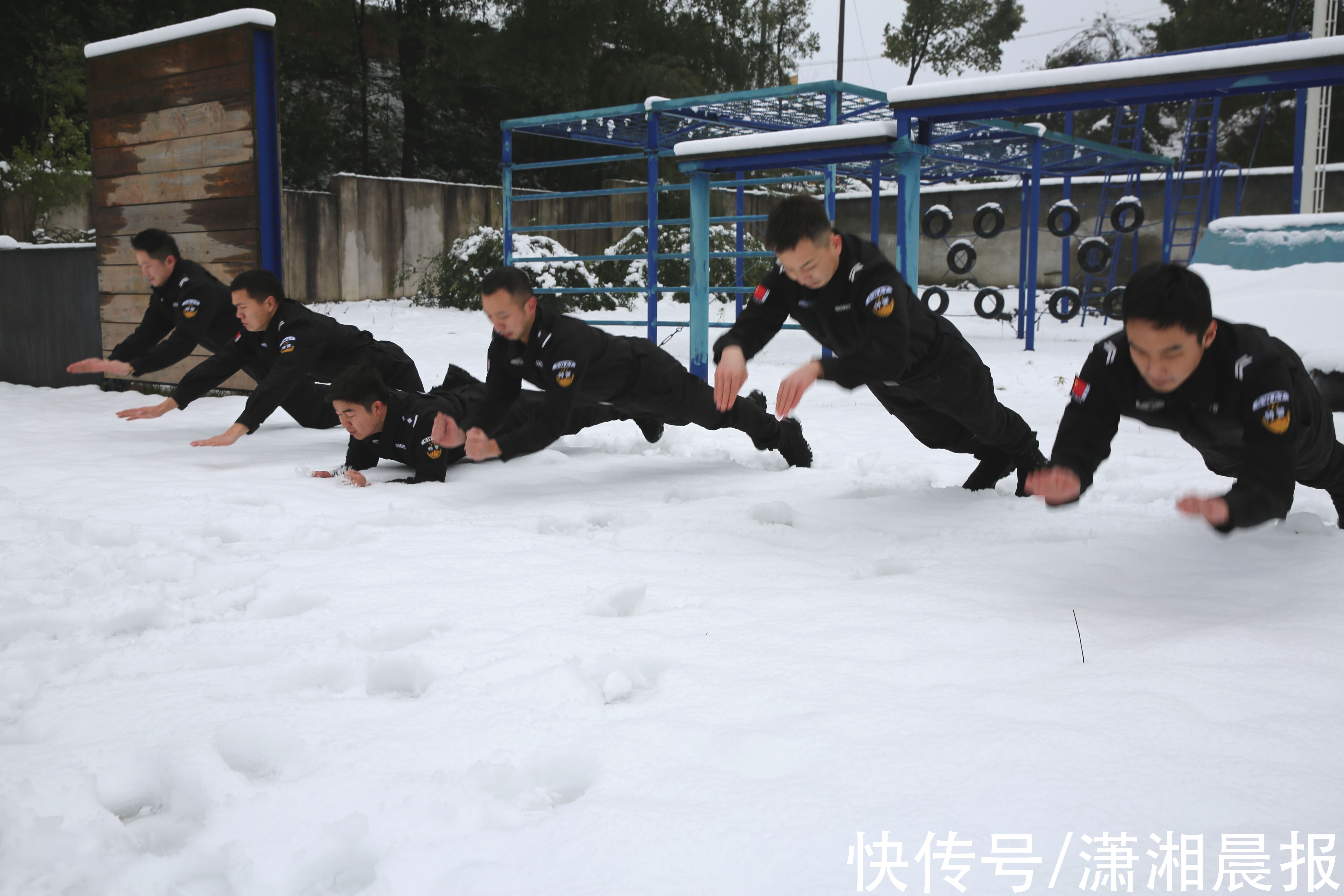 训练|与冰雪搏击，荷尔蒙爆棚！怀铁公安特警开展抗击冰雪实战训练