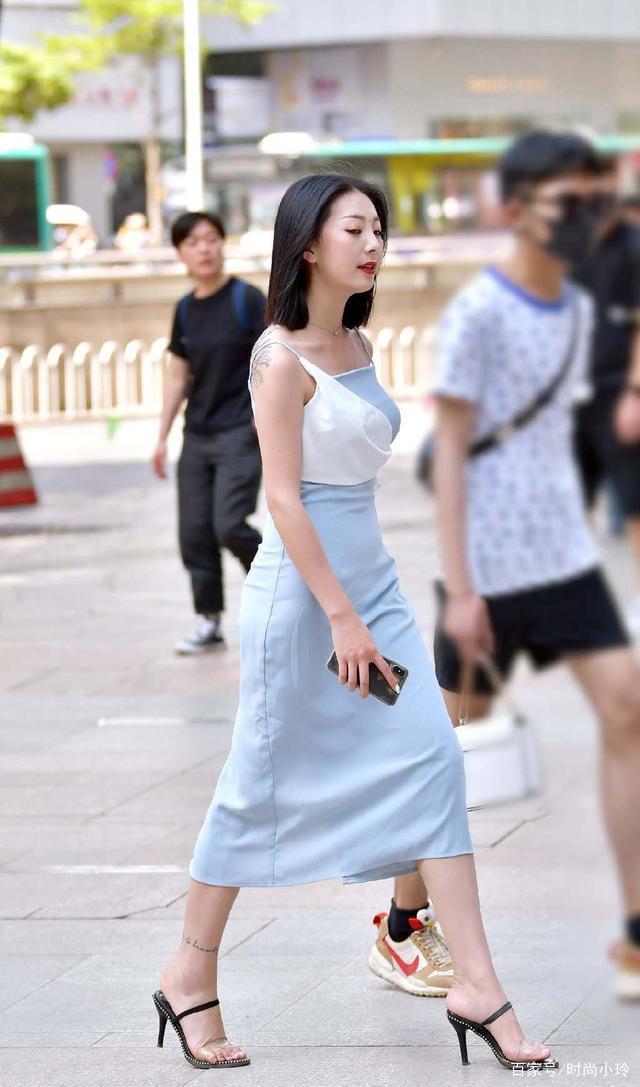 潇洒|潇洒的美女,漂亮迷人,蓝裙子穿出惬意的美感